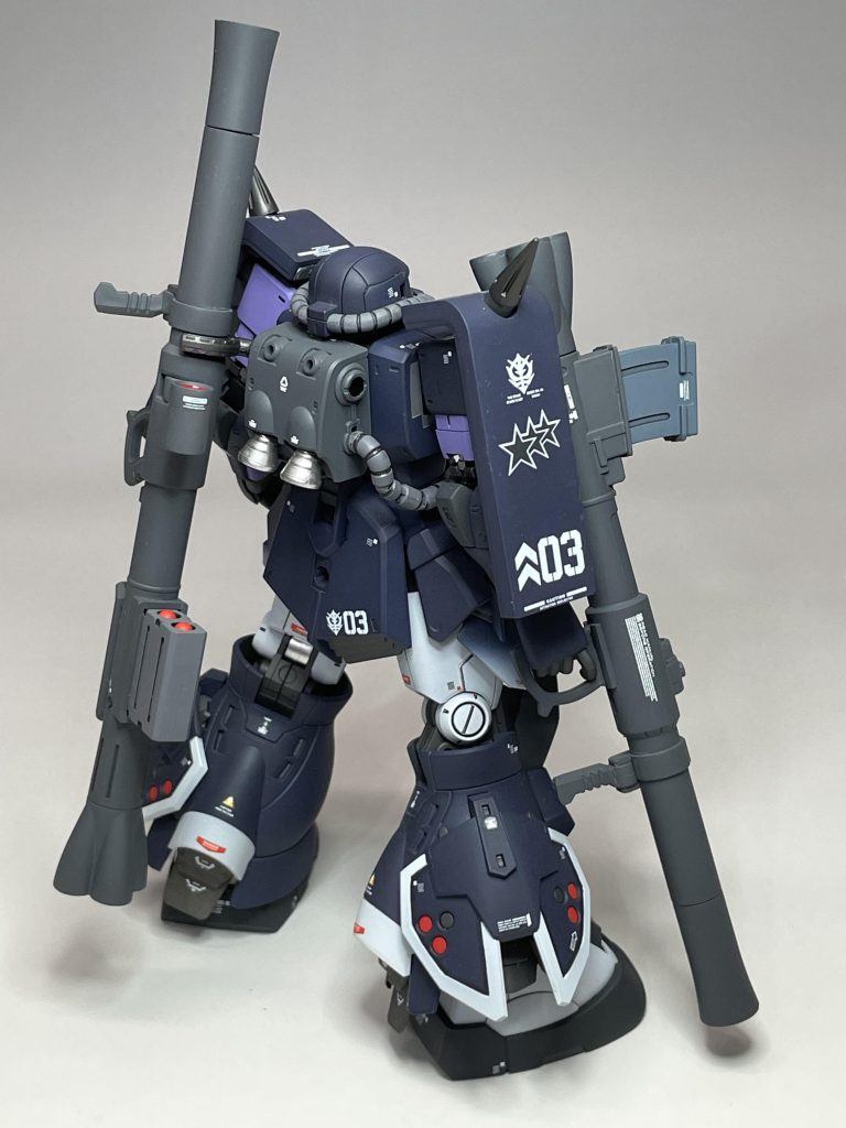 右側のシールドはエンブレムの見せ所なので、やはり穴は塞ぎ、ネオジム磁石による予備弾倉の脱着ができます。