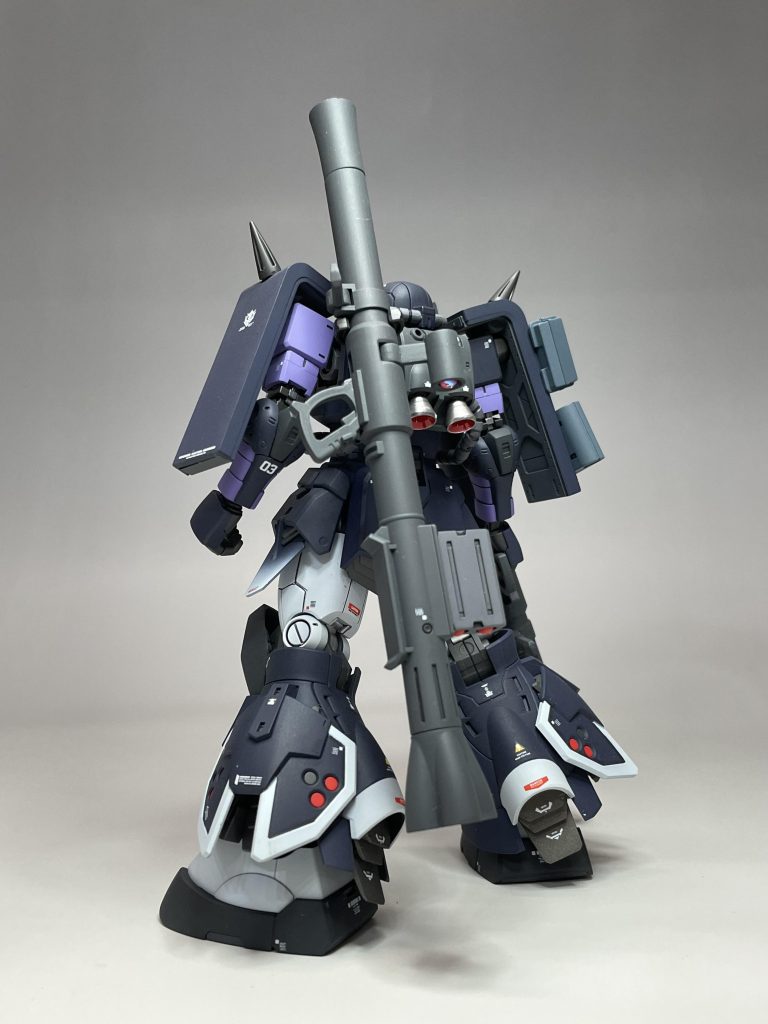 左肩のシールドの穴は塞ぎ、ネオジム磁石にて予備弾倉を取り付けられるようにしました。