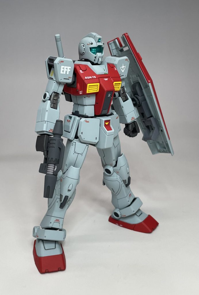 表面処理としては、頭部側面の合わせ目を消し、肩や腰アーマーのバンダイエッジ消しをしました。一応、目立つ平面は面出しもしています。