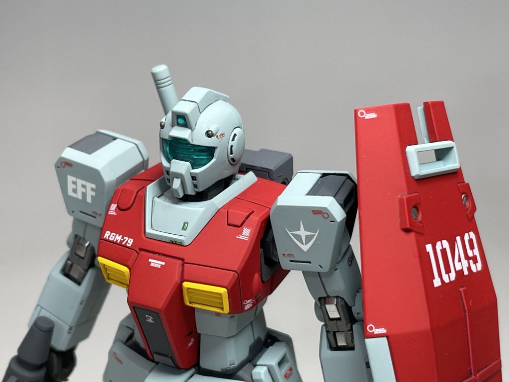 襟のパーツや胸の黄色いパーツも面出ししてエッジを立てています。このジムはオリジン系のデザインですが、いつかふんどしのないジムを製作したいと思っています。