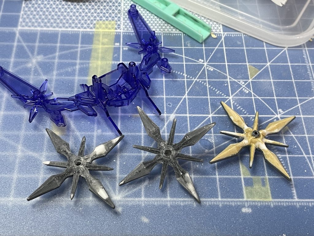 手裏剣の裏面肉抜きをおゆまる型取りとエポパテやUVレジンで形状を複製して埋めました。厚みが増えすぎるのが嫌だったので、型にパテやUVレジンを充填してから、キットパーツで蓋をして固まる方式をとったのですが、エポパテだとちょうど良い量のパテを盛るのが難しく、UVレジンだと気泡が入らないようにするのが難しく修正に時間がかかりました。型にパーツで蓋をするのではなく、片面型として複製して、不要な厚みを削って貼り合わせるのが良かったようです。