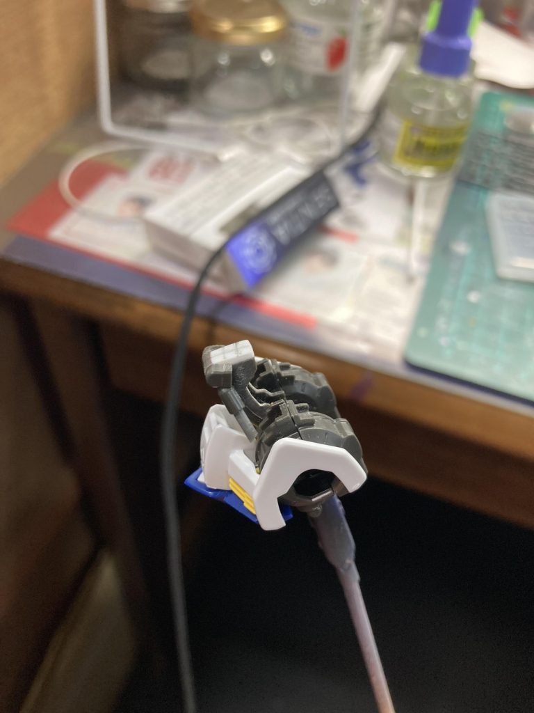 腰部は1ミリ延長してます。どう延長するか迷ったのですが、腰部スカートへの接続部を一旦切り飛ばし、そちらにプラ板を貼り付けました。