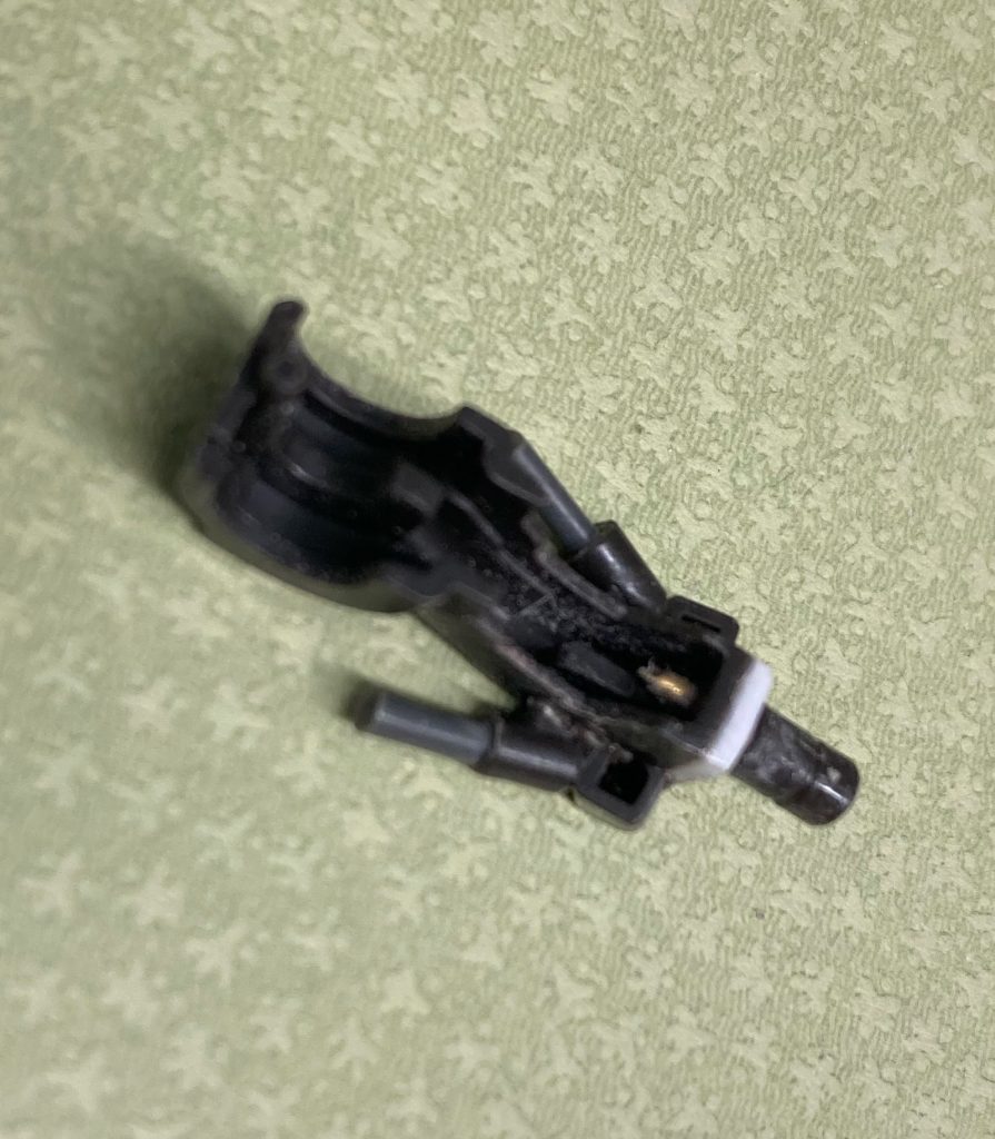 アップするとこんな感じです。真鍮線で強度増して再接着しております。シリンダー部分も一旦切り離し、ランナーで使えそうなのを太、細組み合わせて、ちょうどの長さになるように切り出し、それぞれ合体させた後、腰部に再接着してます！