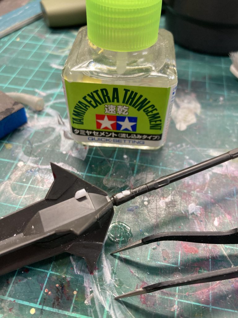 余ったプラ棒で肉抜き穴埋めました。流し込み接着剤大活躍です！あとはタミヤのイージーサンディングで隙間埋めたのち、やすりがけしました。