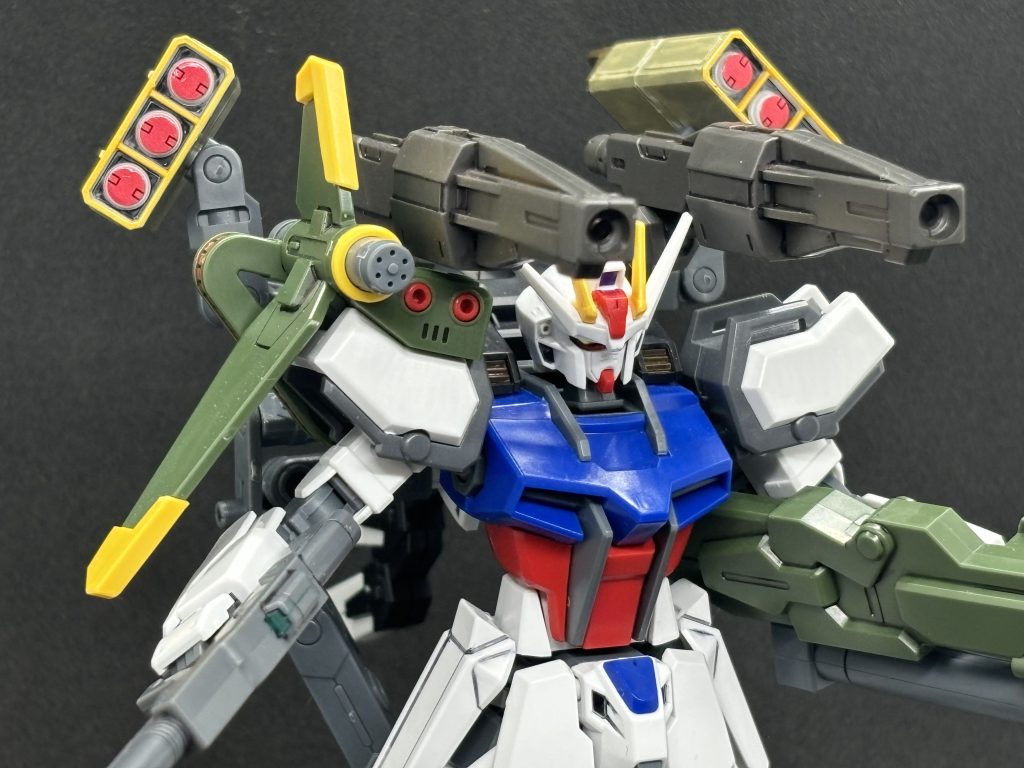 武装について。ランチャーパック標準のアグニ砲、肩部コンボウェポンユニットのほか、ショートバレルキャノンと大型ミサイルポッドが追加されており、中遠距離での砲撃戦で有効な武装を備える。ビームと実弾の両方を併せ持ち、相手を選ばずに射撃戦を展開できる。