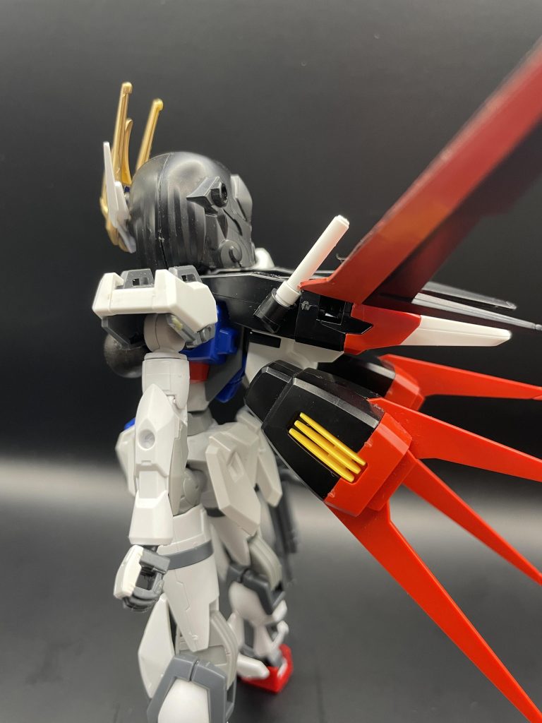 このように背面はしっかりとストライカーパックを付けることが出来ます。SDガンダムの首の移植、スパナティアの腕の移植、腹部パーツの接着以外は加工はせず、色も整形色をそのまま使用してます。