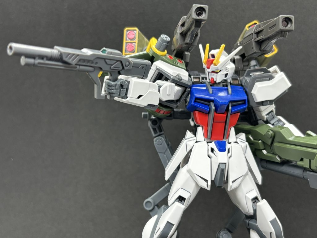 敵機に接近された場合の対応策として、ショットガンと大型ハンドガンを持つ。ショットガンは拡散範囲を絞る調整がされており、ある程度離れた距離でもMS相手に効果のある射撃が可能だが、正確に狙いを定め命中させる必要がある。
