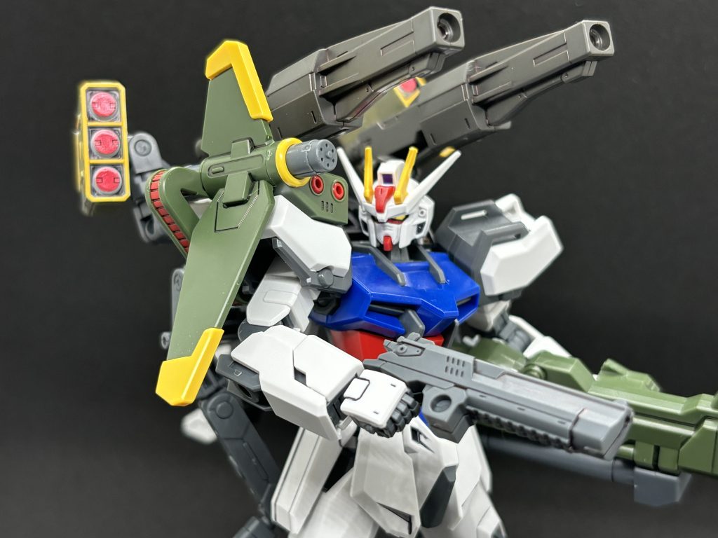 ストライカーパックにマウントされている大型ハンドガン。コンボウェポンユニットやショットガンでの攻撃を掻い潜ってきた敵機に対しての自衛武装。オートマチック式で高威力の弾丸を連射することが可能だが射撃時の反動が強く、離れた相手に連続で命中させるには正確な反動制御が必要になるため、至近距離での自衛でのみ使用する。