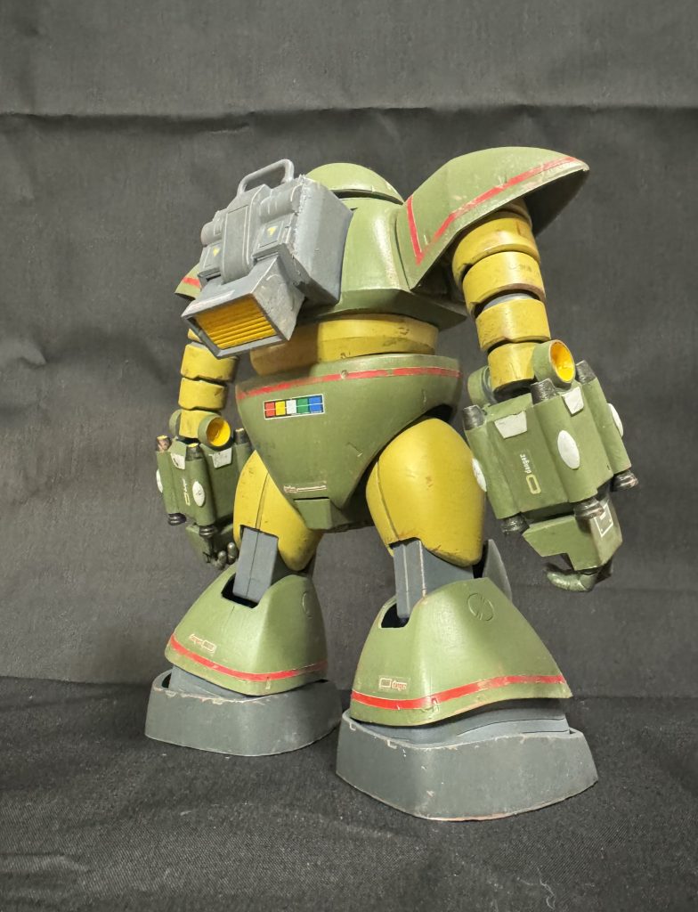 貴重なストックパーツを消費してMSVっぽい雰囲気に持って行きました。腕はタコザクから、手首は随分前にジャンクで購入した1/100百式から、バックパックは旧キットジュアッグからです。