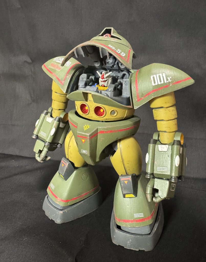 組んでみると旧キット並に中身がスカスカだったのでちょっとイタズラしてプラモスピリットを搭載してみました。ニュータイプ搭乗機であるという理由でサイコミュシステムの主機として搭載されてるのか、ガンダムがゴッグを着込んでるのか、深くは考えてません。あとヨコハマガンダム入場特典の上半身を組み込んだだけなので、狂四郎みたく飛び出しては来ません。残念。