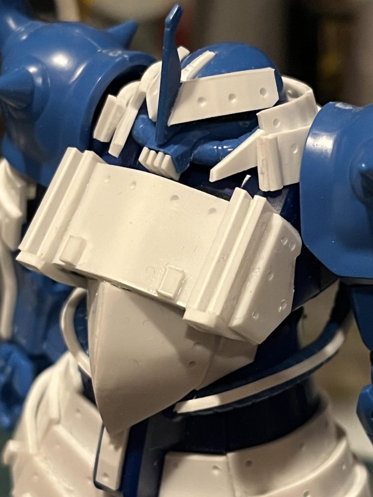 ピンバイスであちこち穴を掘る。