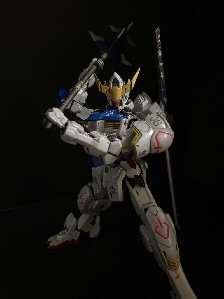 ディテールアップはスジボリでのディテール追加、モールド掘り直し、各所プラ板プラ棒貼り付け、HJメタリックレッドデカール、ガンダムデカール貼り付け、アンテナ部先端化などしております。工作は合わせ目消し、腰部シリンダー含め1ミリ延長しております。