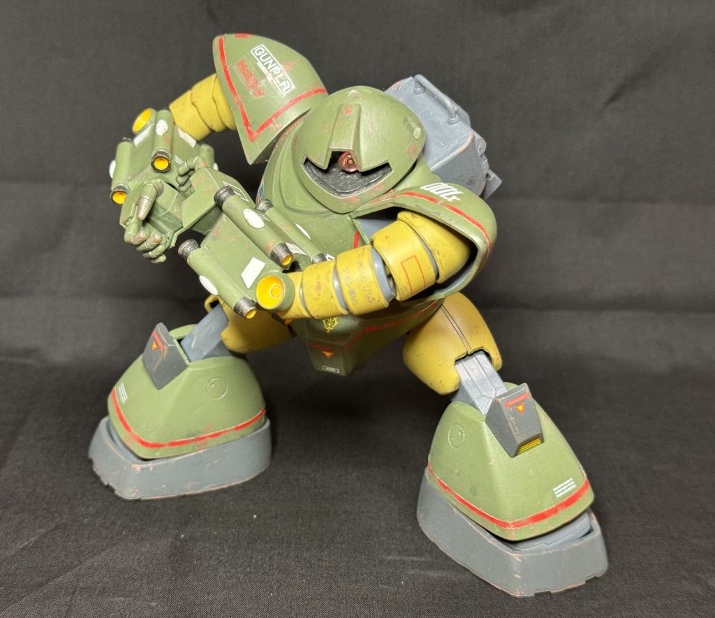 モノアイも可動化します。ただモノアイ直径とレール幅があってないので干渉してなんとなくしか動きません。