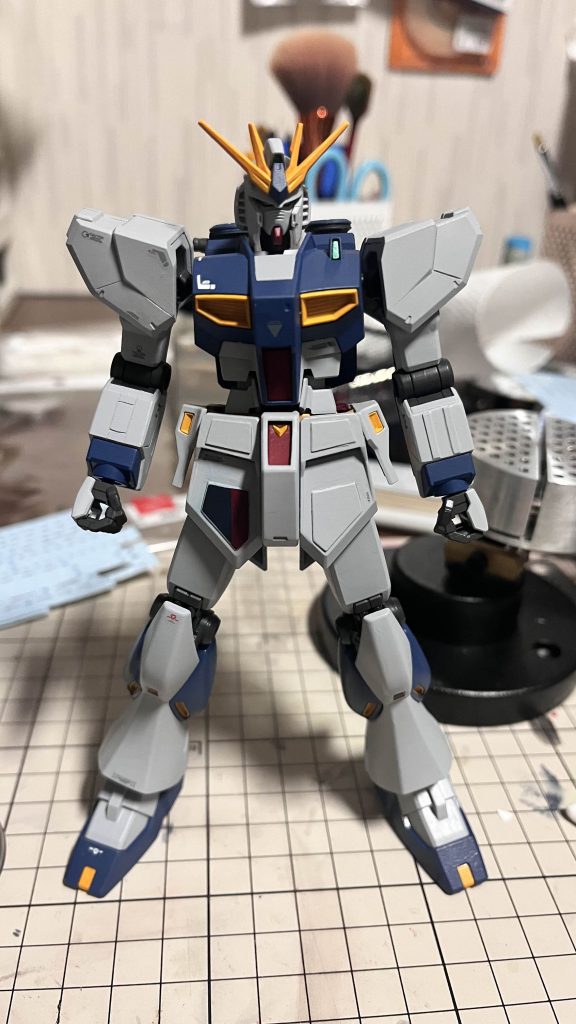 デカールは、RG νガンダム用とグレーのロボデカールを併用し、あくまでも過剰な情報量にならないバランスで配置してみました(写真は作業途中)。マークセッターをこぼしたり、何枚かデカールを破ったりとなかなか大変でしたが、自分なりに上手くいくやり方を見つけられたような気がします。