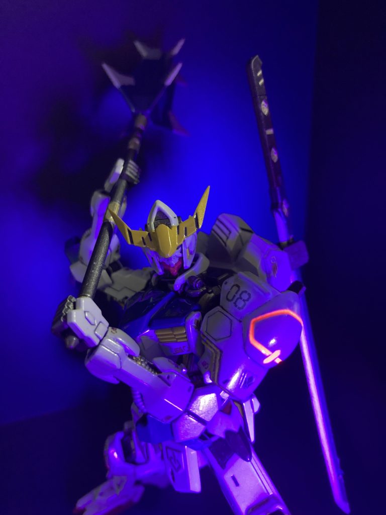 ブラックライトで肩部含め光るようにしております。パールコールドホワイトの上からエナメルのピンク筆塗り後、ファレフォの蛍光ピンクで仕上げました。