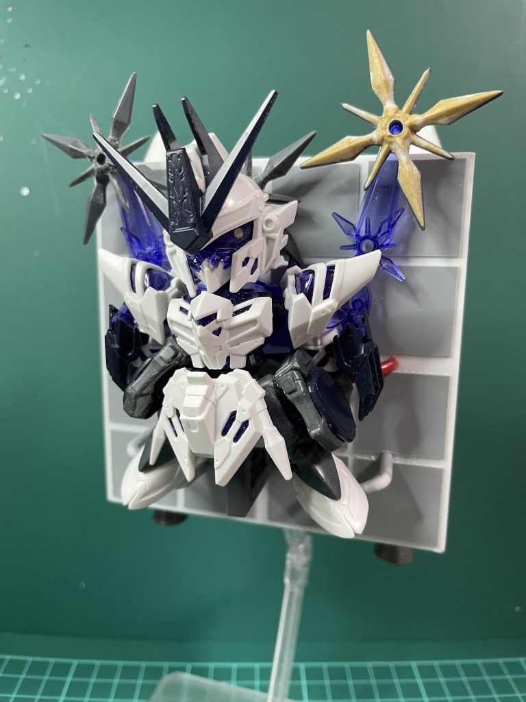 塗装前。塗装レシピは以下の通り。今回はほぼ全て水性ホビーカラーを使いましたが、下地（クリアパーツ以外）: 水性サーフェイサー1000白: エアリアルホワイト→光沢クリア+雲母堂本舗MGパール→ガイアノーツEXクリア→半光沢クリア紫: シャインシルバー→パープル→光沢クリア+雲母堂本舗VGパール コバルト→ガイアノーツEXクリア→半光沢クリアダークブルー1:  ティターズブルー2+色の源マゼンタ+黒→半光沢クリアダークブルー2: ティターズブルー2→半光沢クリア手裏剣等: 焼鉄色途中でガイアノーツEXクリアを挟んでいるのは塗り分けでマジックリン拭き取りをするためです。 