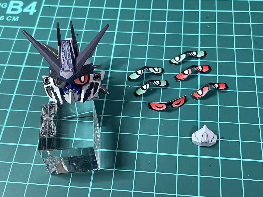 差し替え用瞳です。今回は2色の目で計7種用意しました。けど、ダークマスク状態では右目が眼帯で隠れるので赤の右への目線はあまりありませんでした。ダークマスク無しの顔パーツは佐助デルタガンダムから徴収しました。