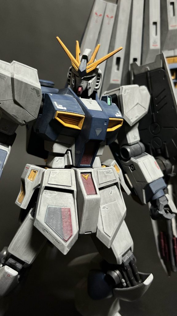 フィンファンネルとロングレンジ・フィンファンネル、ハイパーバズーカまで背負うとさすがに重量オーバーで自立できません。一応、足部パーツに鉛の錘を仕込んだのですが、焼け石に水でしたね。今は諦めてアクションベースを使ってます。