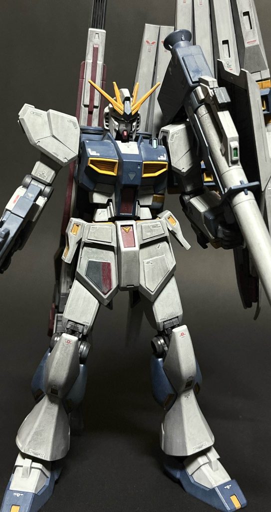 個人的には「アムロはロングレンジ・フィンファンネルを好ましく思わないだろうな~」と思っているので、あくまでアムロ機のマーキングデカールは使用しませんでした。AEが試作した装備モリモリの試験機って感じですかね。