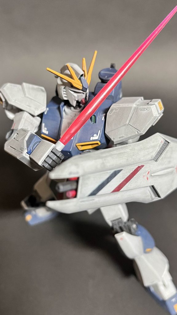 左腕のビームサーベルはEG版だとダミーのパーツになっているので、HGUC版から移植しました。ロングレンジ・フィンファンネルを右背部に移植している関係でビームサーベルをバックパックに装備できないため、セーフティの役割としてどうしても装備させたかったですね。