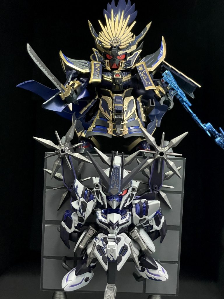 信長ガンダムエピオンとタンデム！デッキの3mm棒をシリーズ共通の足裏3mm穴に入れることで安定して立たせることができます。