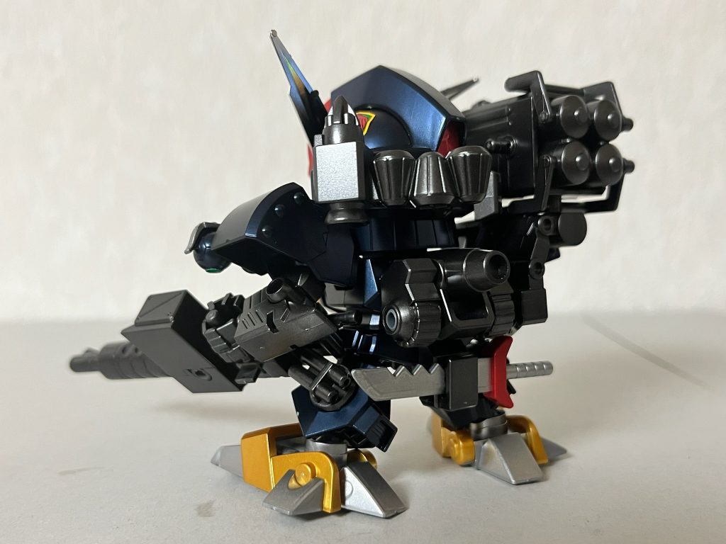 普通にメタリックを塗装しただけなので肉抜き穴とかはそのままです。塗料は全てガイアカラーで武器、関節系はガンメタル、金はスターブライトゴールド、赤はプライマリーメタリックレッド、ボディは先程のべたプリズムブルーブラックです。あとシールで股間のV字は誤魔化してます💦。