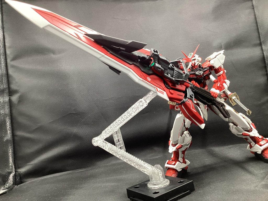 SEEDといえばこんな構図って事でソードフォーム。今回はレッドドラゴンの時の反省で、肩関節を固めに再調整しましたがそれでもスタンド無しじゃ持てない・・・