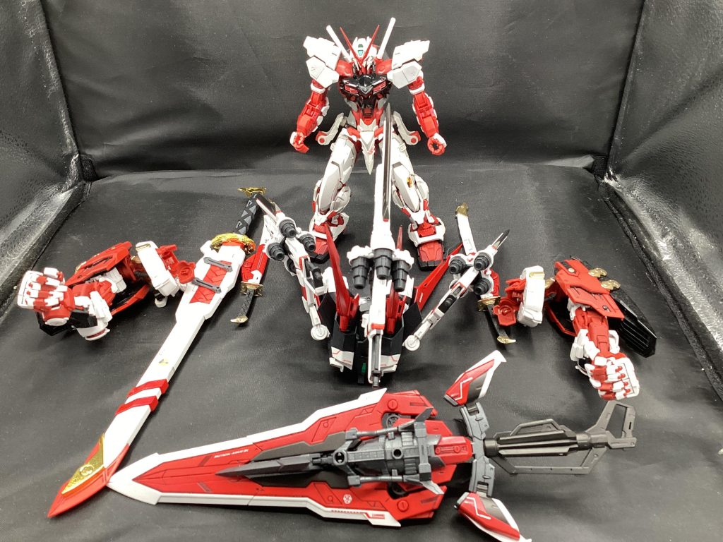 最後に今まで作ってきたレッドフレーム用のオプションを並べてみた。アストレイの新シリーズが始まってMGレッドフレームの新作が来た場合、ここに更に増える事に・・・