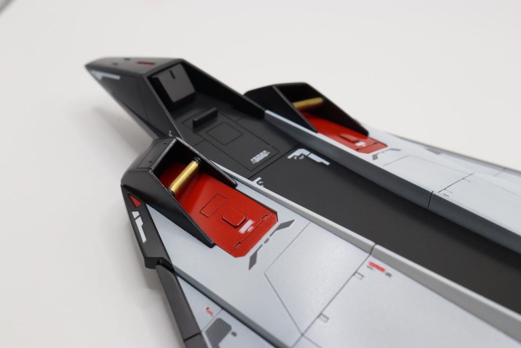 真鍮パイプを入れて、掴まるところを入れました。塗装時はマスキングして、色味は真鍮のままにしています。