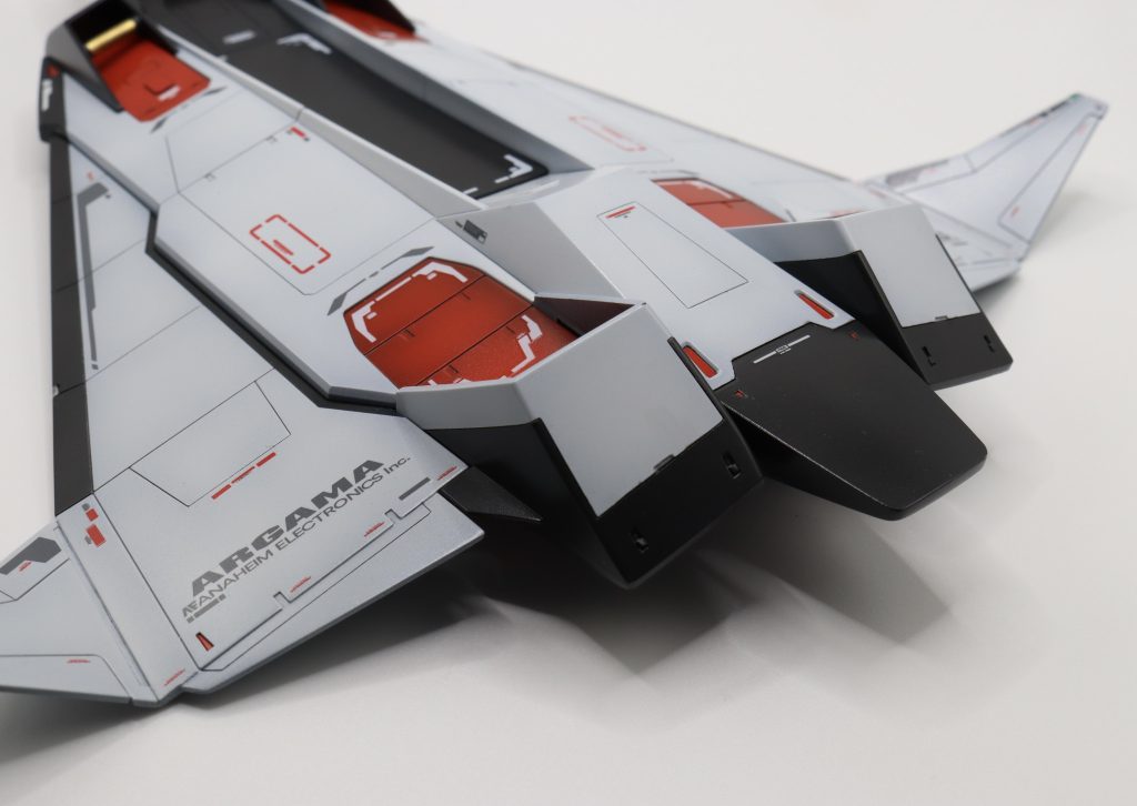 ラインを追加し、後部の塗分けは少し変えています。