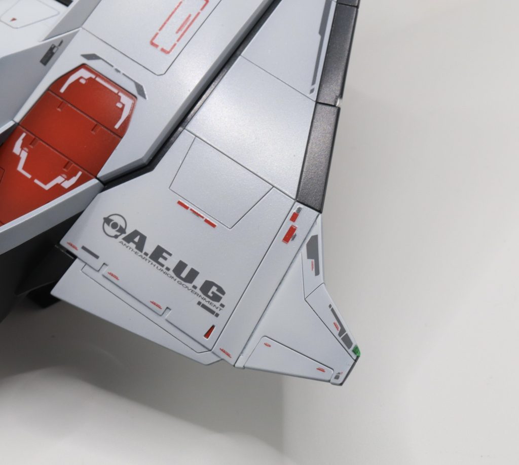 手持ちのクリアパーツのランナーを加工し、航行灯を入れました。