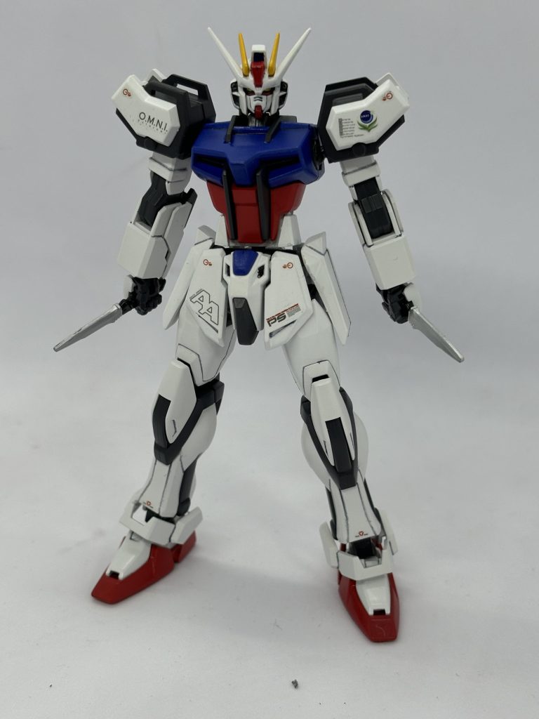 アーマーシュナイダーを装備して素のストライク。デカールはガンダムデカールDXのものを主に使用。肘のパーツEGから。手首はビルドハンズの小から拝借。