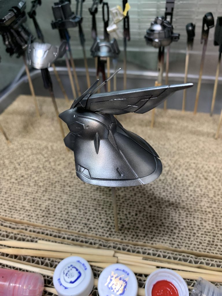 目の錯覚を狙って黒立ち上げからのシルバーはマックス塗り(グラデーション)でふちに黒を残して塗装しました。