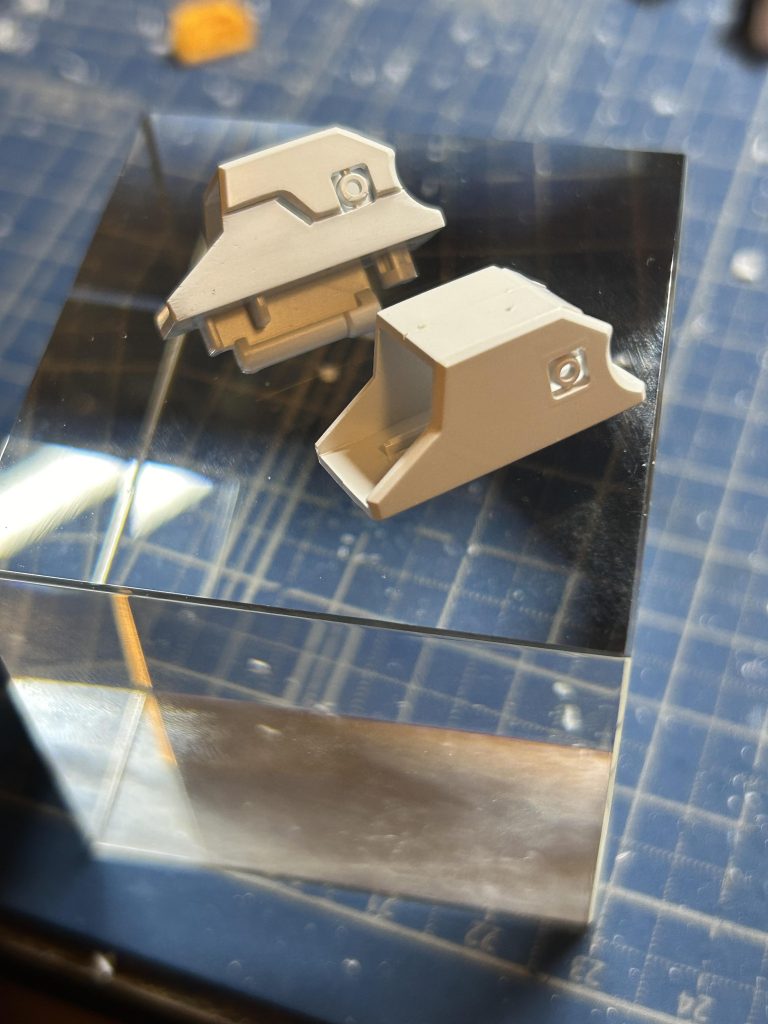 彫り込みと、段落ちにより、分割パーツをイメージ。