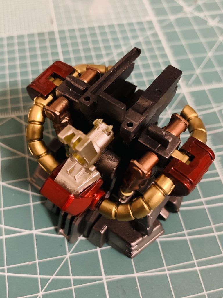 パーツが別れていたので数種類の金や銀をフィーリングで塗り塗り・・・無計画に塗装出来るのも小さいキットのいいところですね。