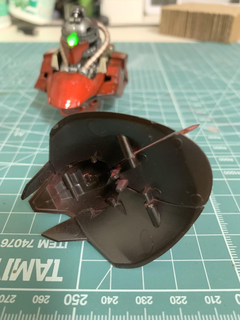 頭の真ん中に目立つ合わせ目が出るところが、悩みどころであり可愛いところですね。最近のガンプラはこーゆー頭はなくなりましたから、久々に合わせ目消しと後ハメ過去を頑張りました。