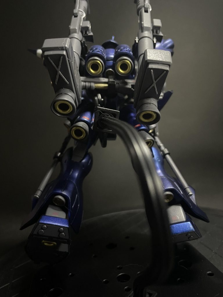 かっこいいかはわかりませんが大型ブースター部に鳩目ピンを接着してお手軽ディテールアップをしました。