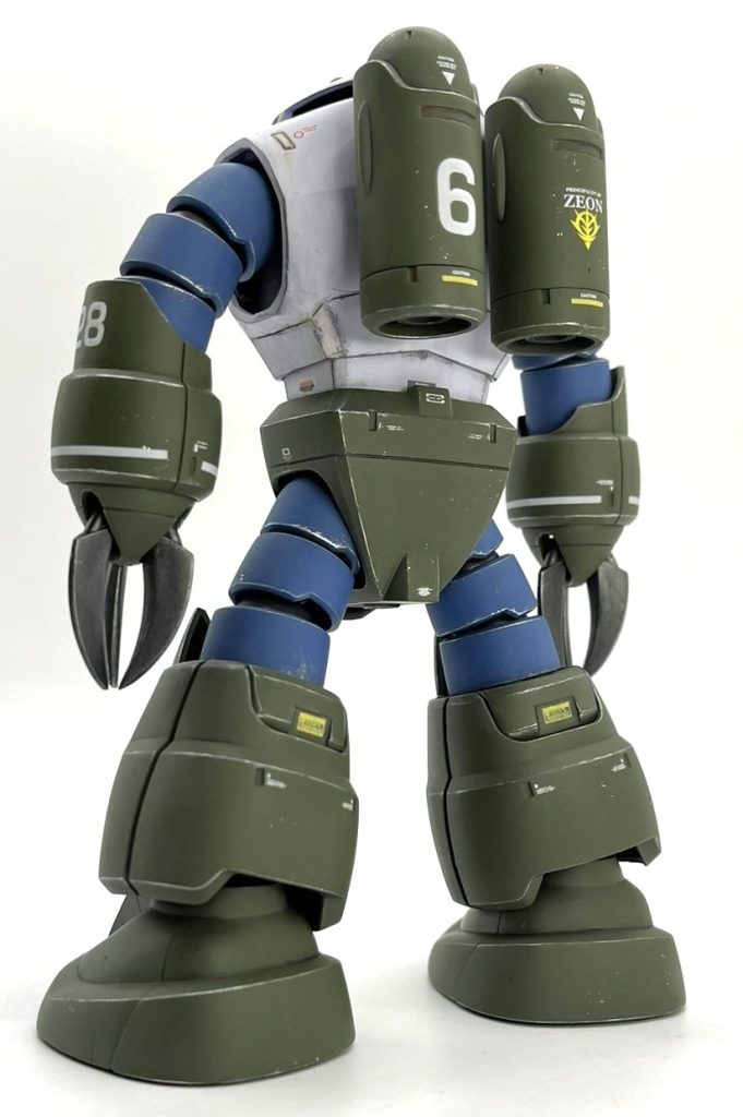 合わせ目は適度にあり、上半身以外は単純に挟み込めば対応できます。上半身のダクト部が後ハメしないとハメ殺しになってしまう構造ですが、後ハメは面倒だったので、先に胴体とダクトをそれぞれ塗装→合わせ目接着して処理→合わせ目部周辺のみ再塗装で対応しました。この手法、個人的にはそれなりの頻度で使うのですが、あまりネットで見ず、一般的ではないんですかね?複雑で強度的に厳しい後ハメをしたり、細かいマスキングしたり、神経を使う筆塗りをするより、この手法の方がずっと楽な場合があると思っています。無論ケースバイケースなので、その都度最適な手法を選択すべきですが、どの手法も把握して手札として持っておかないと選択股に入れられませんので、日々新工具や新テクニックに関するアンテナは張っておかないとですね。