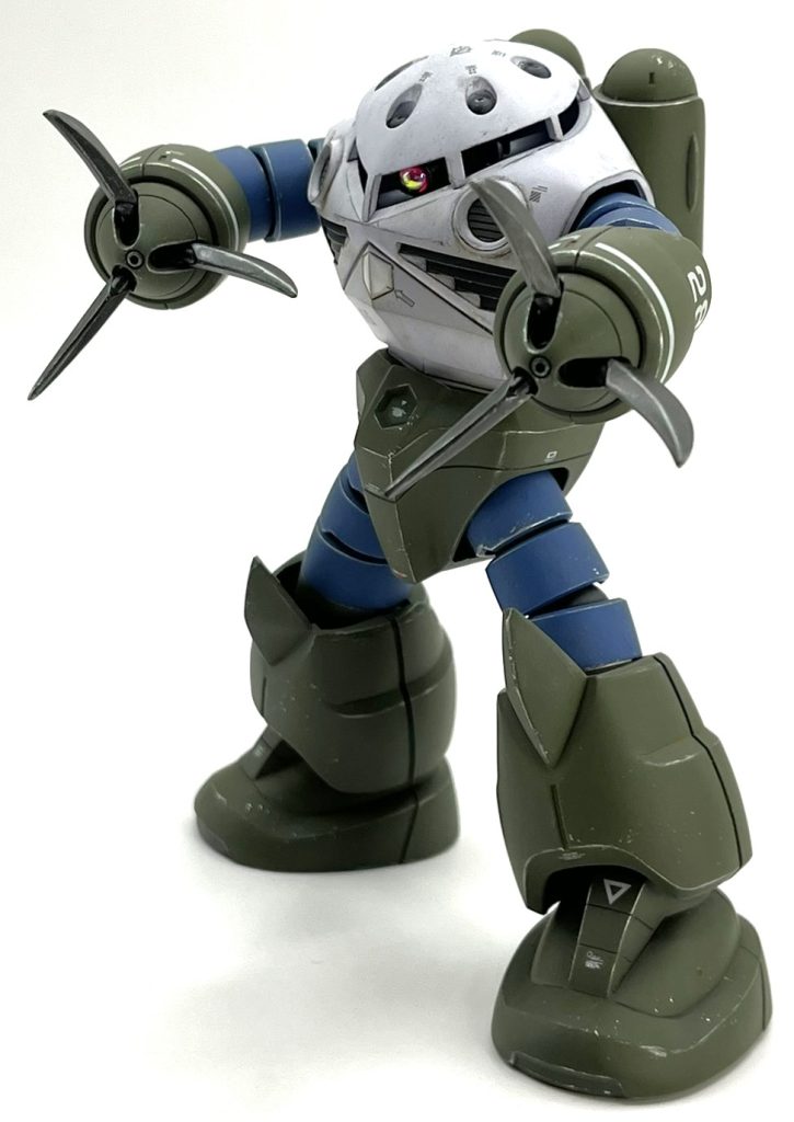 このキットの最大の欠点にして最大の難関はモノアイ部だと思います。キットのままだとさすがにおもちゃ感が強すぎ、しかも非可動なので遊びの幅も限られてきます。なのでモノアイの質感UP+可動化はHGUCズゴックの必須工作だと感じました。