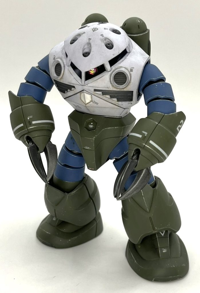 工作内容は各種合わせ目消し、モノアイ可動化改造くらいで、後はエッジ出しをそれなりにじっくり行い、ノーマルカラーでオーソドックスに仕上げました。