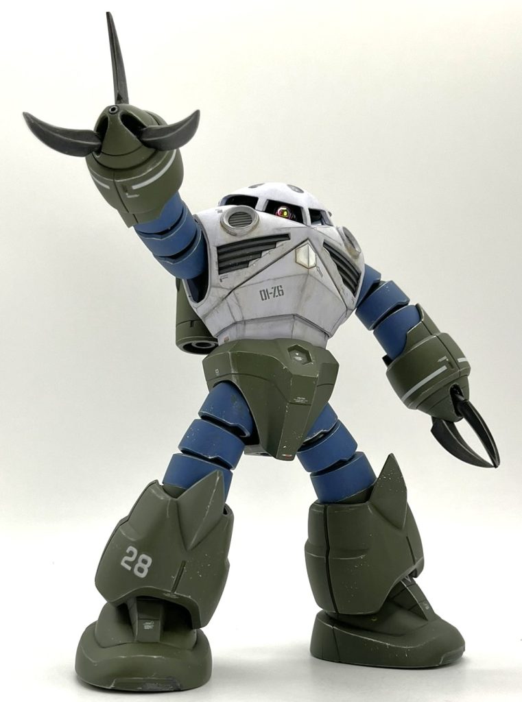 ボールジョイント基部のスイング&ボールジョイントの2重可動によって、V字型のズゴックのモノアイスリットに追従した可動が可能になります。内部がスカスカなのでよく覗かれると厳しい出来ですが、中身を作りこむ程のモチベはありませんでした。モノアイの可動範囲も360°とは程遠く、限られますが必要最低限は確保できたかなと思います。モノアイはWAVEのフラットバーニアにハイキューパーツのVCドームを入れてあります。安心安定の定番チョイスですね。モノアイの大きさや位置は出来上がりの印象にかなり影響するので毎回慎重に工作しています。今回の回転軸+ボールジョイントは可動範囲で位置を微調整でき、非常に合理的な構造だと思いました。