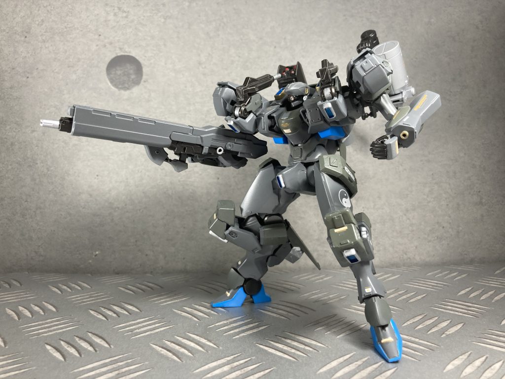 ベース機の火力をカバーする大型ビームライフル