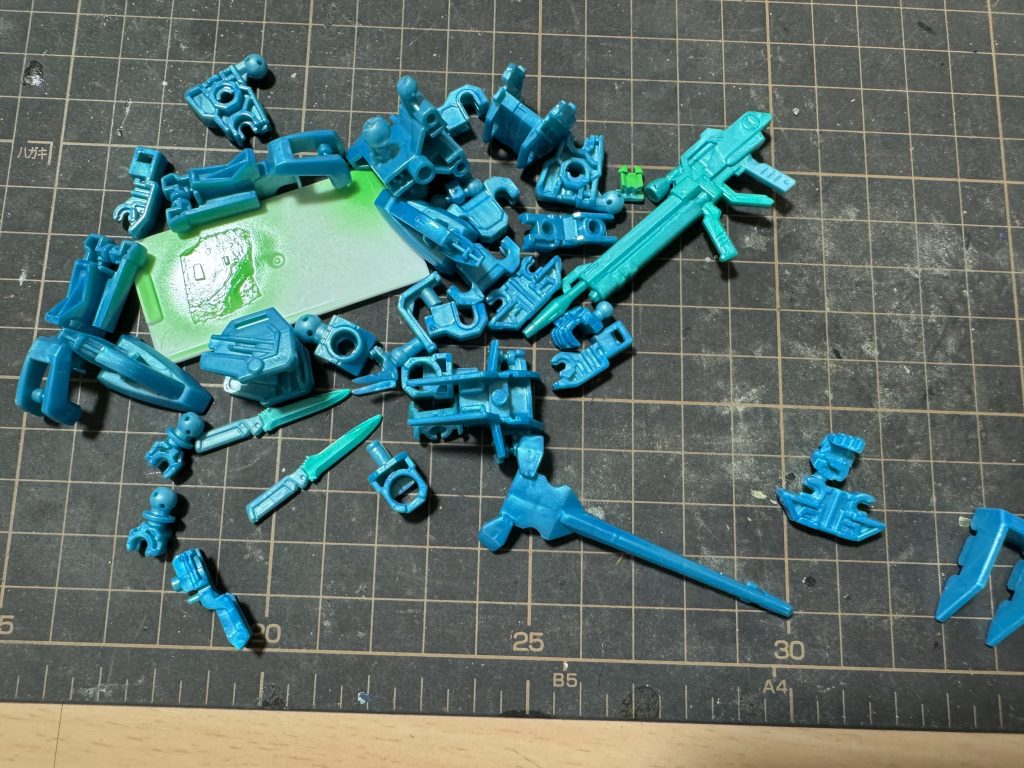 フレーム部分ブルーメタリックな成形色ここに蛍光ブルーを塗装しています。ライフルとナイフには少し蛍光グリーンを混ぜた色で塗装。