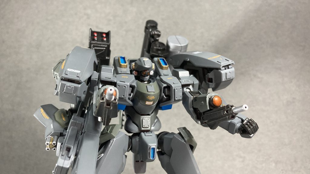 ベース機のサブアーム機能を継承しつつ、アームとしての機能を機銃に置き換えることで取り回しやすさを向上。