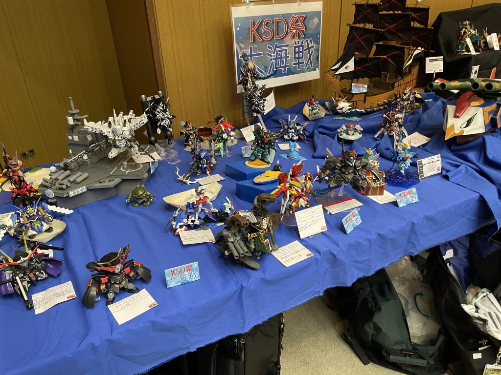 最後までご覧いただきありがとうございました😊この写真は先日 (2024/09/22) 大阪で開催されたイベント「KSD祭Final」内の #KSD祭大海戦 に参加させていただいた時の様子です。このKSD祭は合計746体ものSD作品が展示される一大イベントとなり大盛況でした！