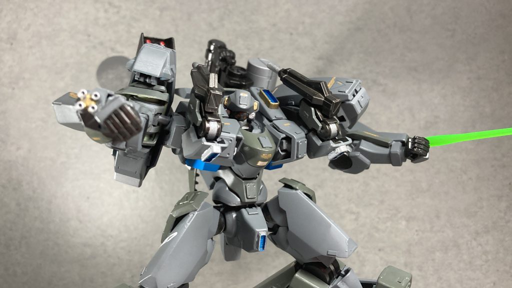 左右の腕部には、小型ガトリング、格納ビームサーベルをそれぞれ装備