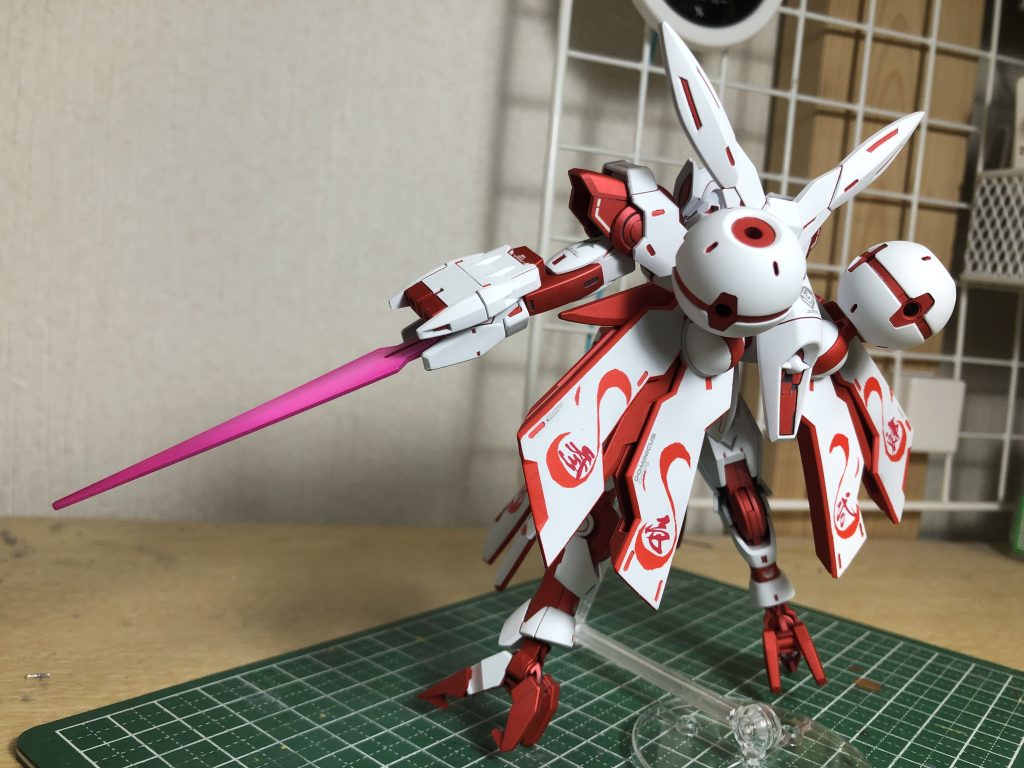 リア背面のウィングx4、フロントバインダーx5で九尾。模様はマスキングで、漢字はGMデカールを使用。汎用ガンダムデカールも使用してます。
