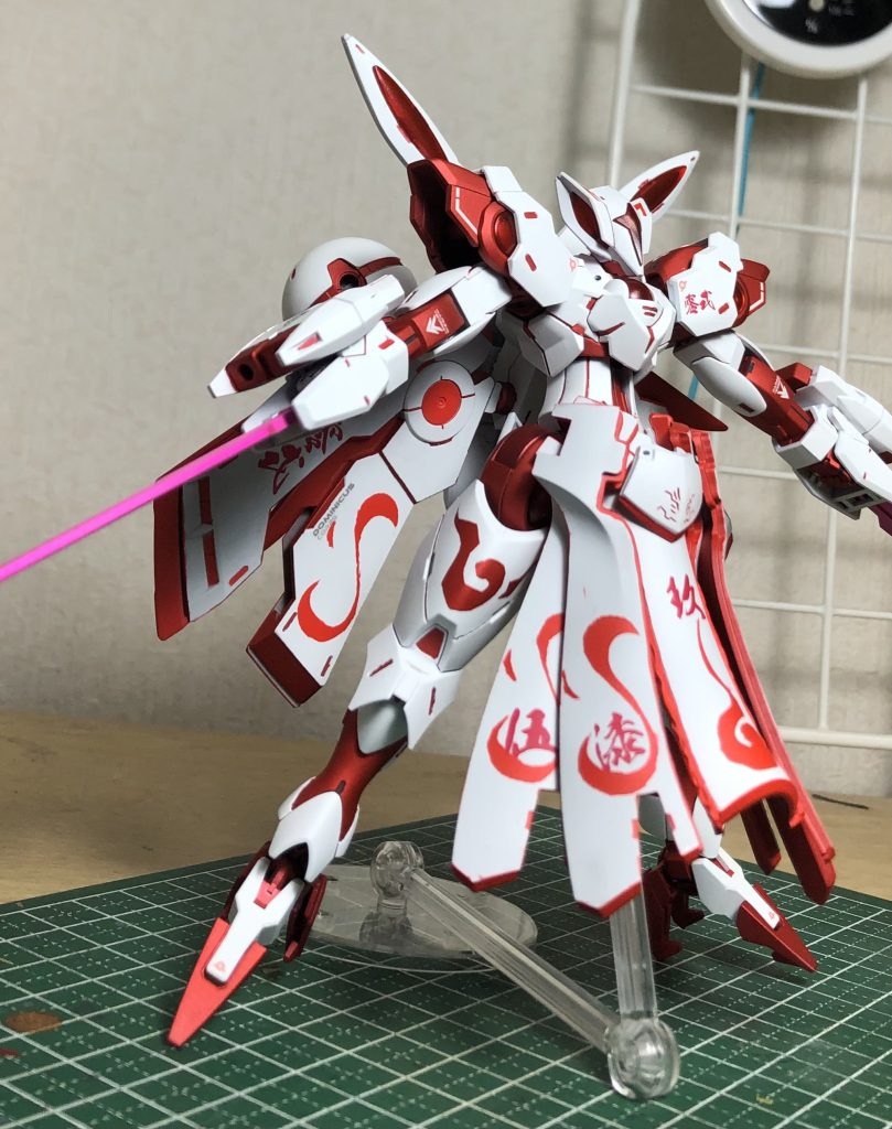 全身を別角度からサーベル？はグラデ塗装してます。光ってるように見えると嬉しい