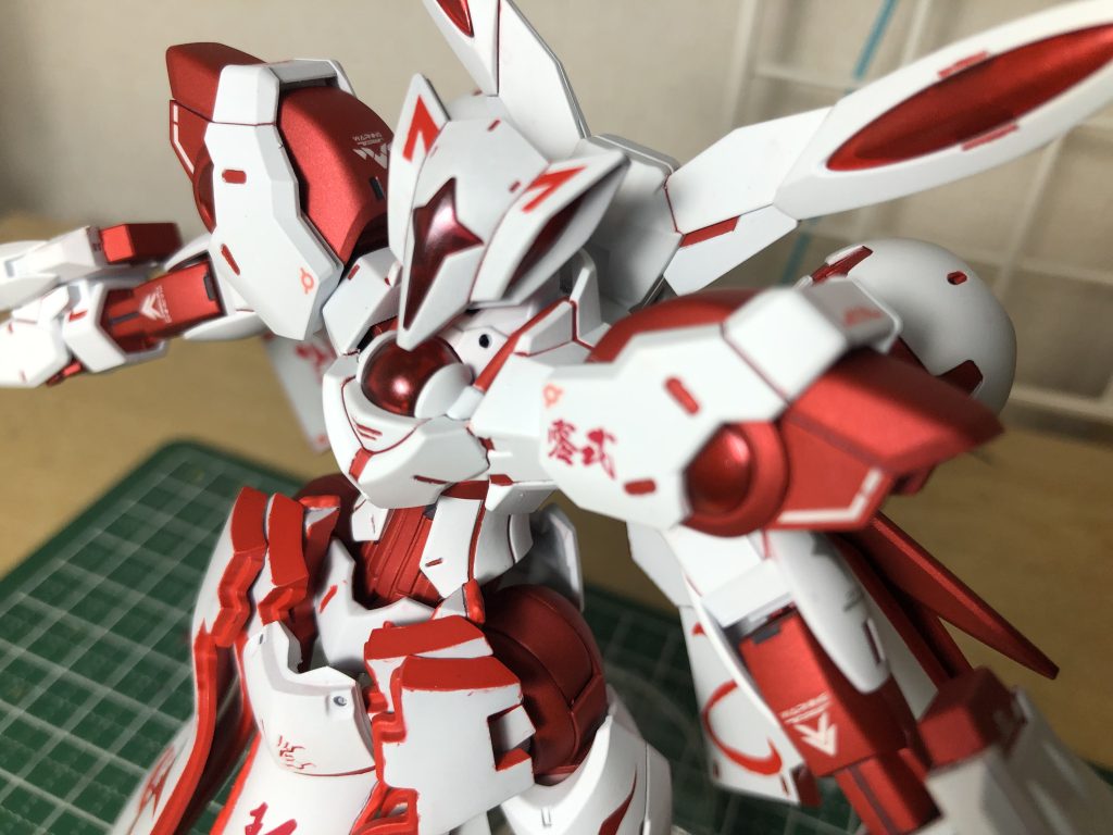 上半身アップ頭部の耳の模様がお気に入りです。マスキングでの塗り分けました。