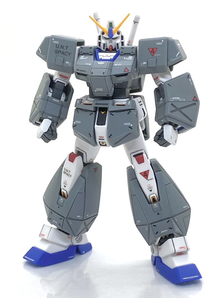 チョバムアーマーを取り付けてみて。脱着の際の剥がれが怖いのでなるべく擦り合わせをして調整しています・・・凹部は旧ガンダムカラーグレー24を筆塗りして情報量を増やし、胴体や腕部のアーマーは合わせ目がモロに出ますからタガネを使ってモールドを入れたりして違和感ない様にしています。本体は思ったよりは合わせ目が多くないので消したのは頭、太腿ぐらいで肩や腕、アンクルアーマーの合わせ目なんかはタガネやダンモを使ってモールド化し、最新のキットに負けない程のディテールを目指してます。顔や手もタガネで削り込み、精悍さを出してます。